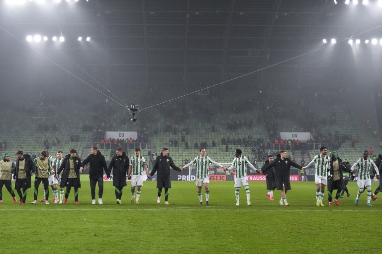 Robbie Keane megemeli a kalapját a Ferencváros szurkolói előtt