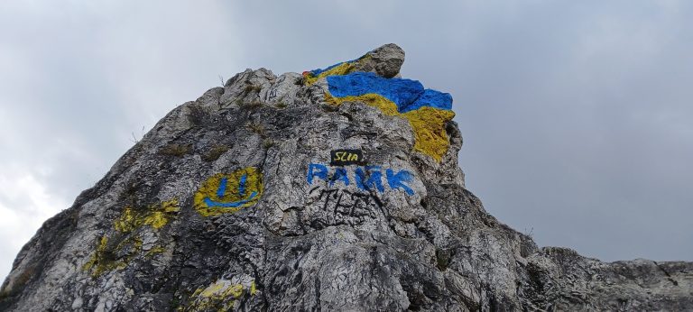Az ukrán zászló színeivel graffitizték össze a Tündér-sziklát