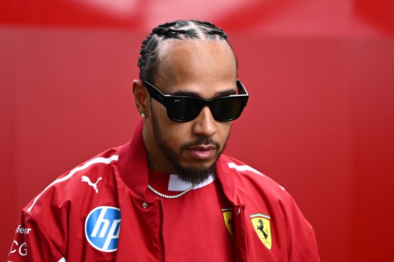 Nagyon komoly céges Ferrarival érkezett meg Lewis Hamilton