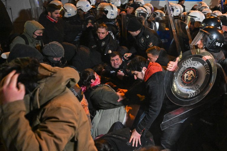 Utazási korlátozással akadályozná a tüntetéseket a török kormány