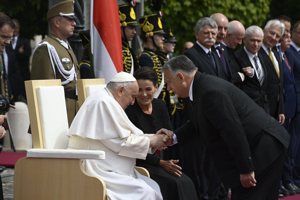 Orbán Viktor: Ferenc pápát is folyamatosan tűz alatt tartotta a háborúpárti propagandahálózat
