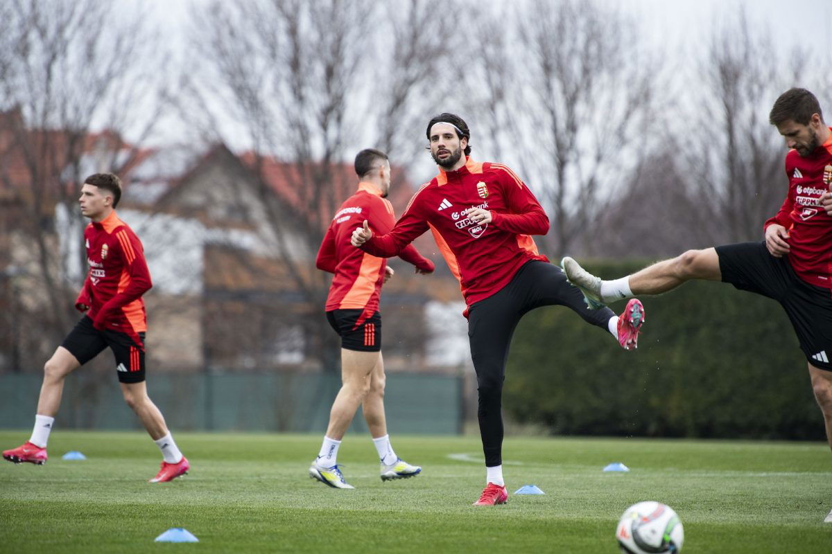 Ezekkel a csodaautókkal furikáznak Szoboszlai Dominikék a Liverpoolnál (videó)
