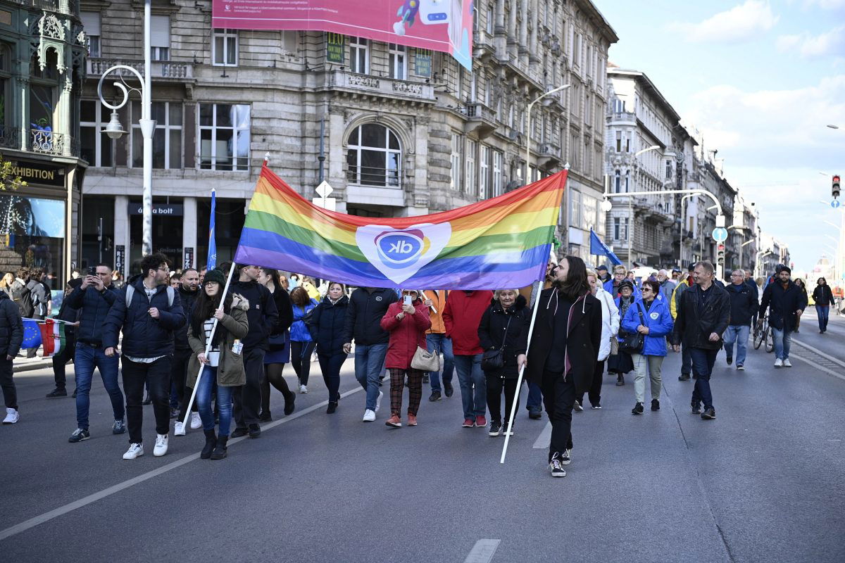 Jogellenes tüntetés zajlik Budapesten, a tüntetők már elérték a Szabadság hidat