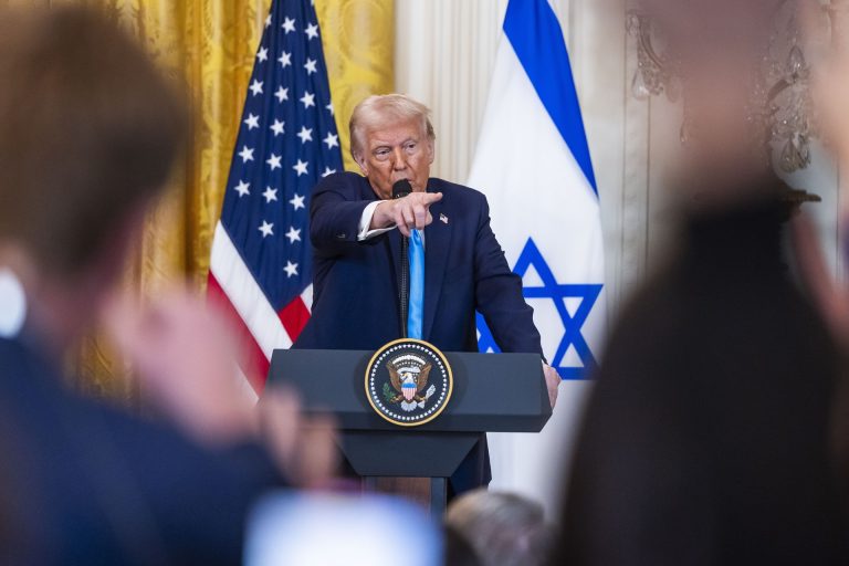 Izraelt aggasztja Irán nukleáris programja, Trump fenyítheti be az iráni vezetést