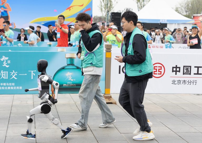 Már humanoid robotok is versenyeznek a pekingi félmaratonon (videó)