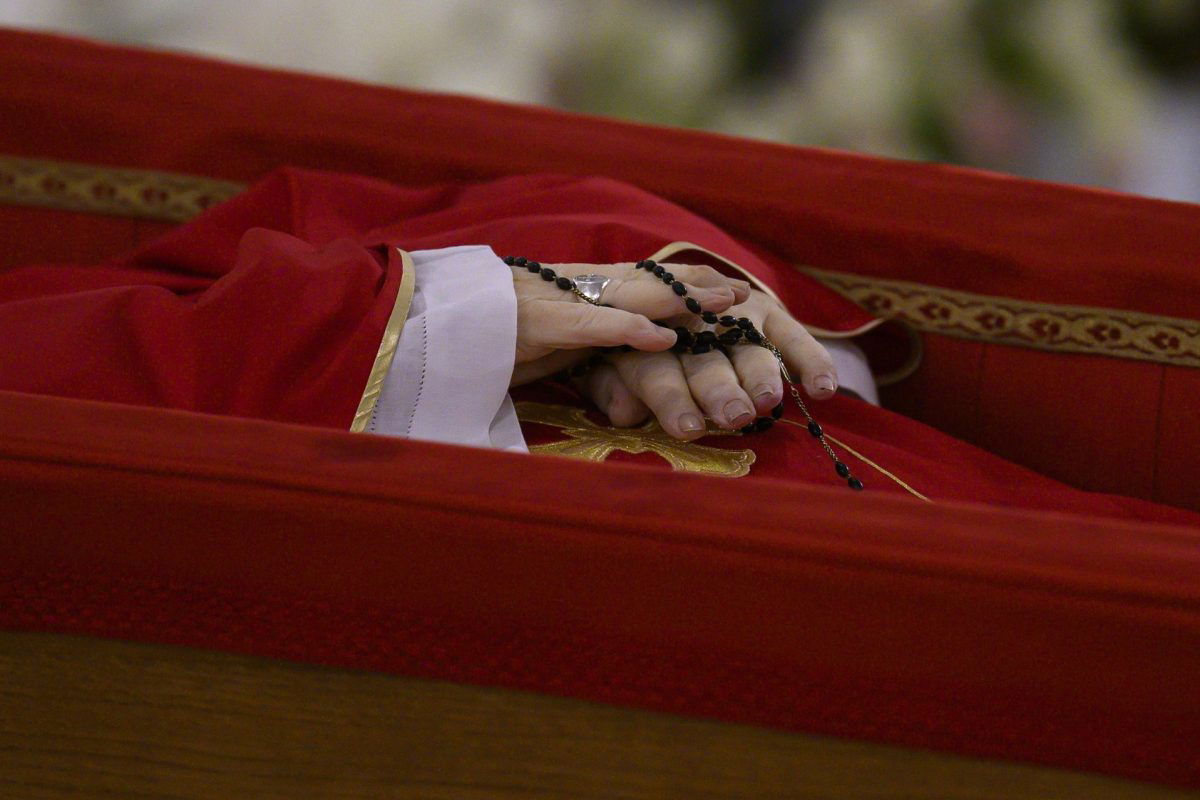 Megjelentek az első fotók a koporsóban fekvő Ferenc pápáról