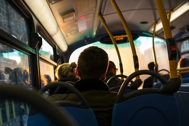 Sokan nem fértek fel a pótlóbuszra, volt olyan, aki két órát várt Szombathelyen