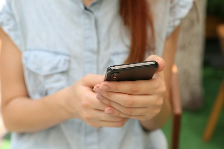 Az MI észleli és segít a gyerekeknek elkerülni a kényes tartalmakat az androidos mobilokon