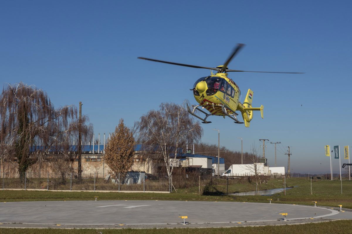 Felborult egy kisbusz a 84-es főúton, mentőhelikoptert is riasztottak