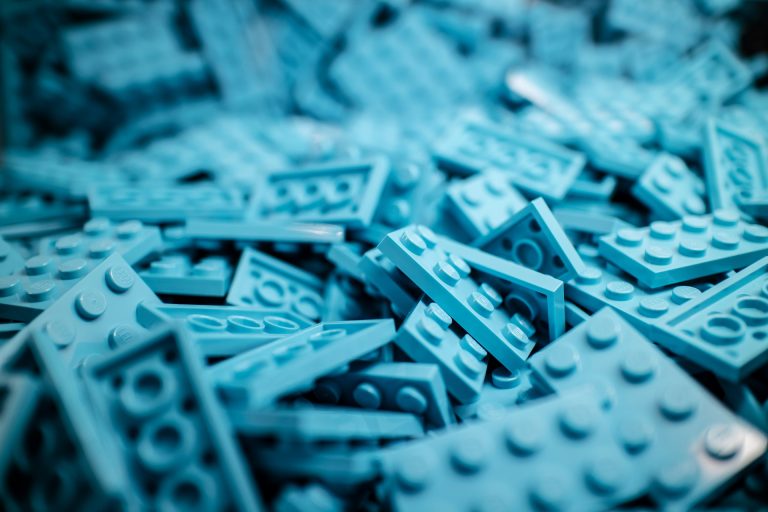 Húsz évig hitte egy férfi, hogy halláskárosodása van, végül kiderült, hogy csak egy Lego-kocka az