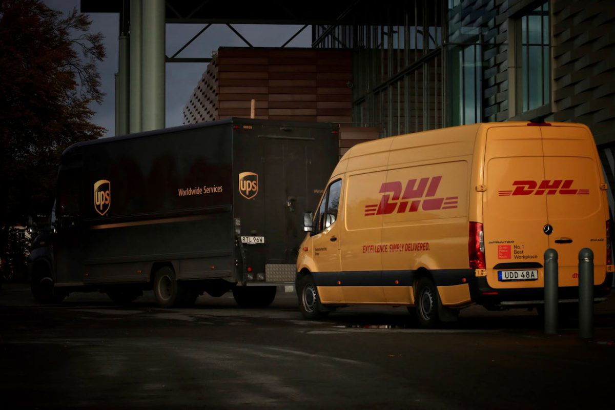 Leállítja a DHL a magánszemélyeknek szóló értékes csomagok kiszállítását az Egyesült Államokban