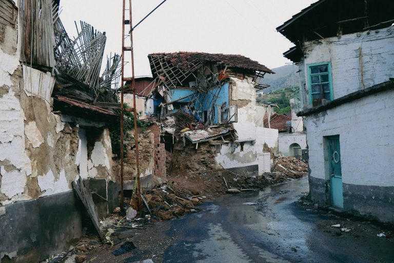 Földrengés pusztított Ecuador tengerpartján, közel kétszáz épület vált lakhatatlanná