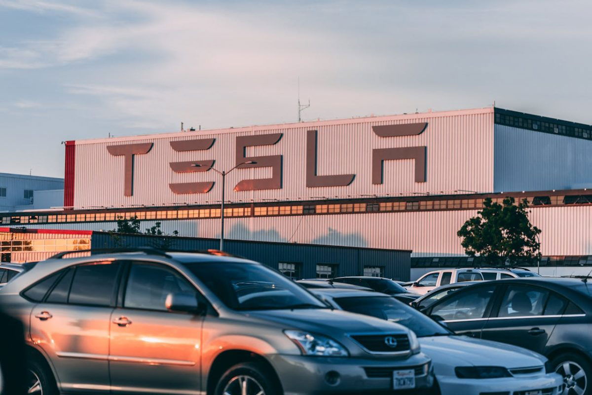 Súlyos vádak a Tesla ellen: csalással vádolják az autógyártót az ügyfelek