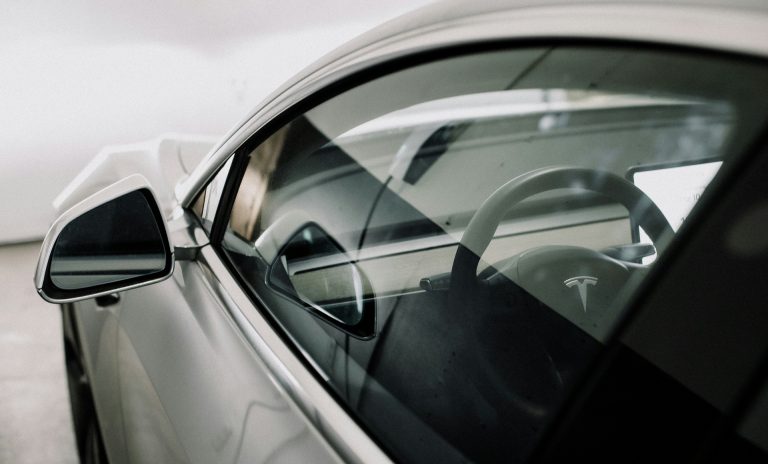 Lángokba borult egy Tesla egy 22 emeletes lakóház mélygarázsában