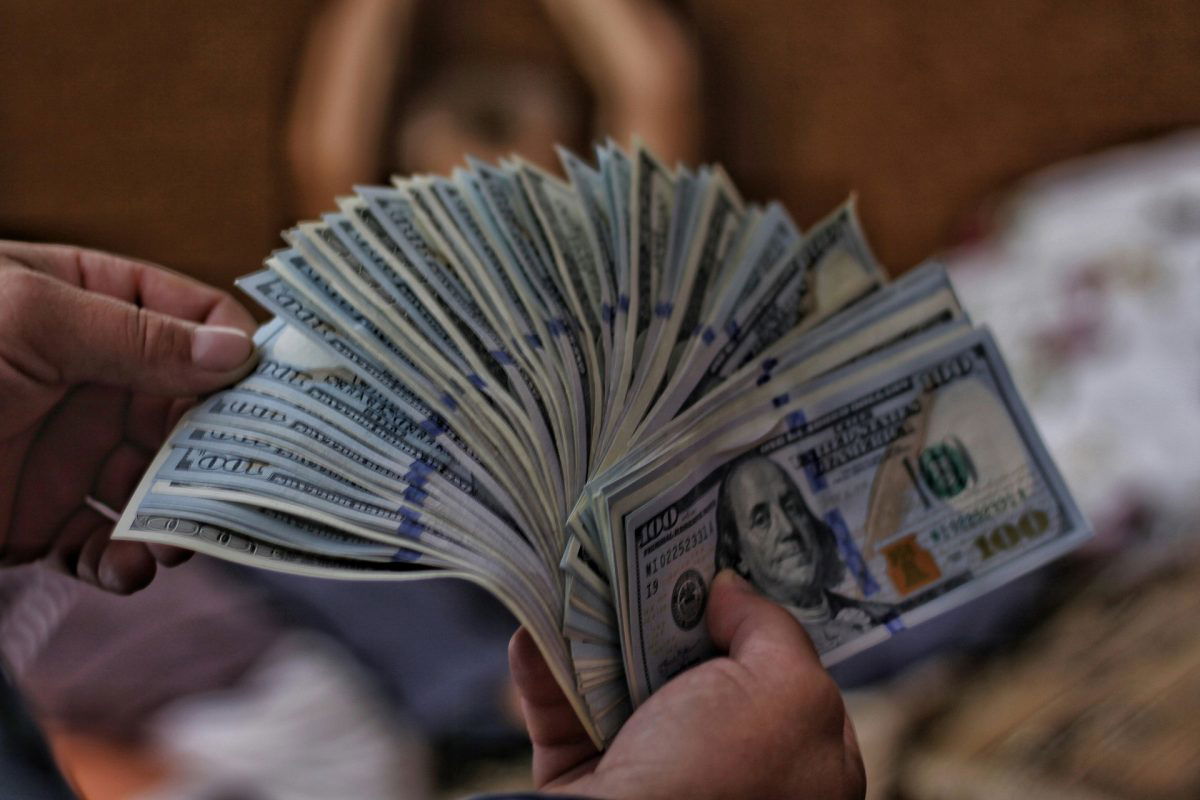 100 milliót zsebeltek be a járókelők, miután kiborult a pénz egy pénzszállítóból