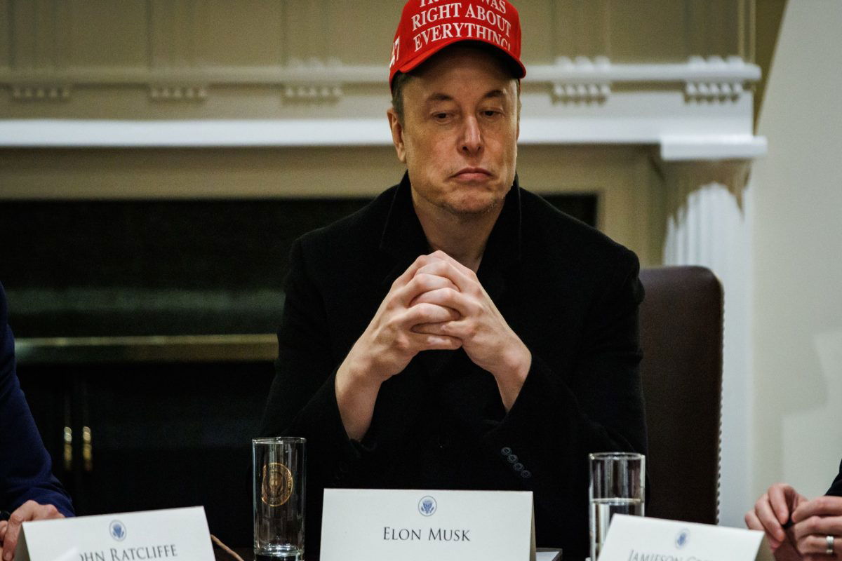98 éves veterán tiltakozott Elon Musk ellen: tankkal gázolt át egy Teslán (videó)