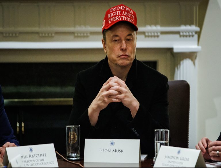 98 éves veterán tiltakozott Elon Musk ellen: tankkal gázolt át egy Teslán (videó)
