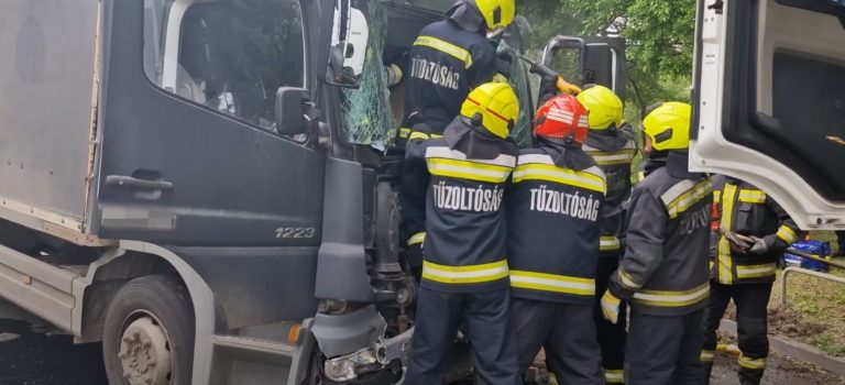 Helyszíni videó érkezett a Budapesten történt nagyon súlyos frontális balesetről