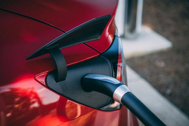 Újabb két helyszínen bővíti töltőhálózatát a Tesla Magyarországon