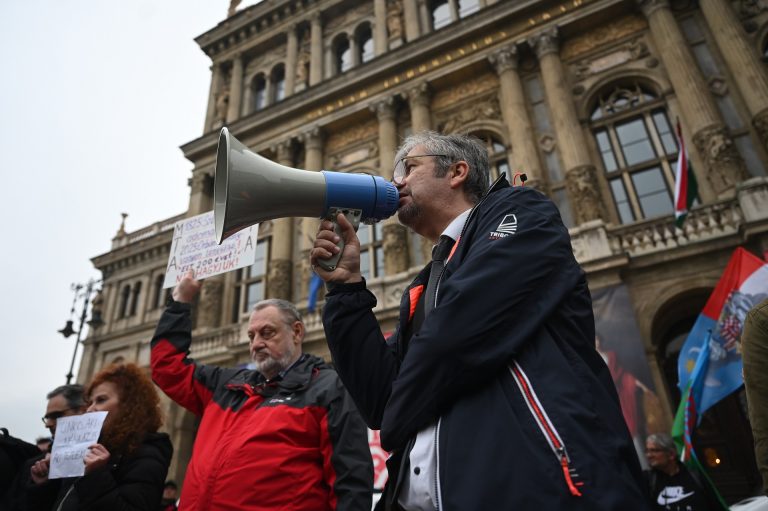 Ma délután is tüntetni fog Budapesten Hadházy Ákos