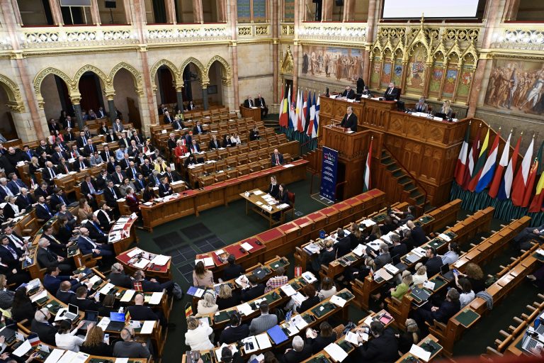 Döntött az Országgyűlés, remek híreket kaptak a bölcsődei dajkák