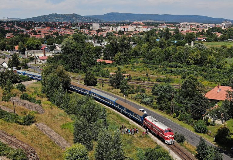 Ez vár a Balatonra utazókra májustól, csak közben késik a nyár