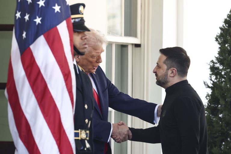 Donald Trump az asztalra csapott, nyilvánosan szólította fel Ukrajnát