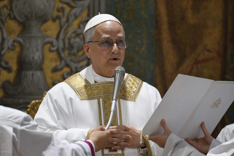 Hatezer újságíró előtt szólalt fel az új pápa, határozott üzenetet küldött