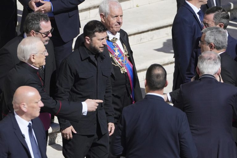 Zelenszkij szerint Ferenc pápa temetésén különösen jót beszélgetett Trumppal