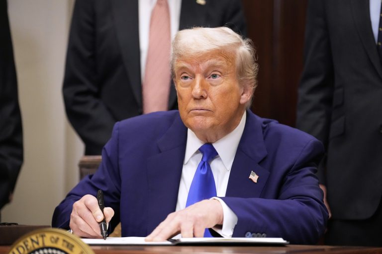 Donald Trumpot a levegőben is nagyon féltik, így védik odafent (videó)