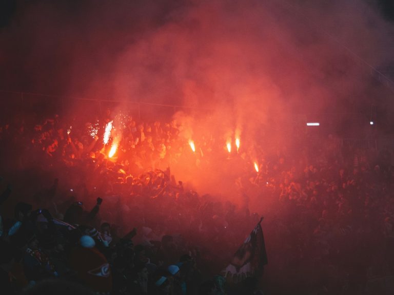 Botrány a svéd bajnokságban – játékosra támadt egy őrjöngő szurkoló