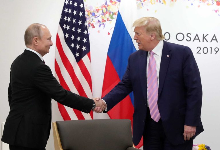 A Kreml szerint „mindenképpen szükség van” egy Trump-Putyin találkozóra