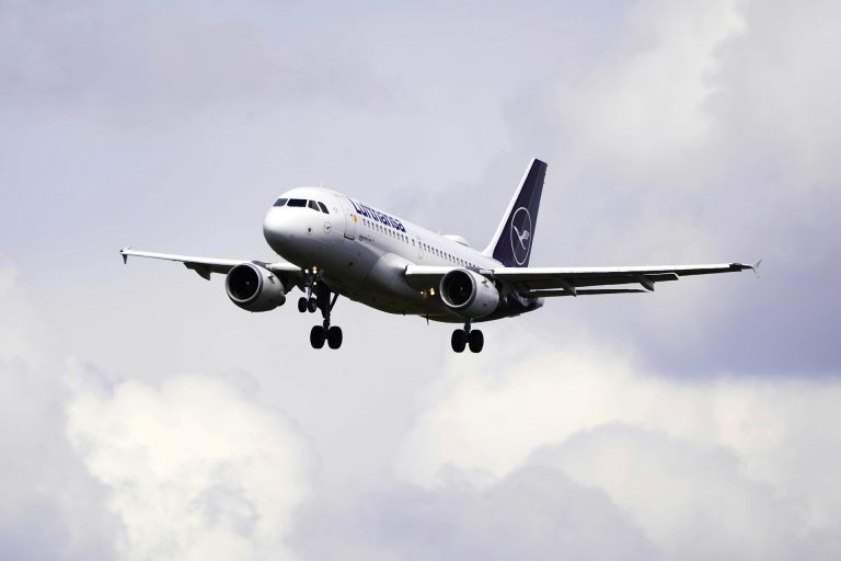 Rosszullét miatt tíz percig pilóta nélkül repült a Lufthansa utasszállítója