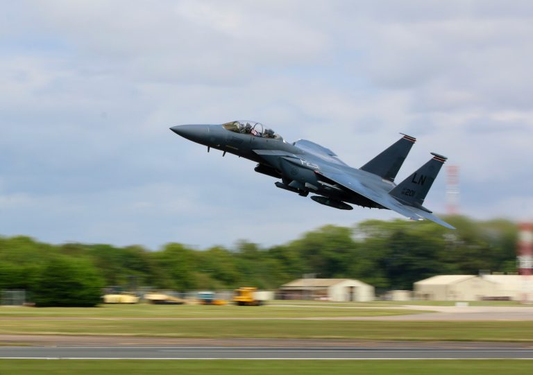 Mit tervez Amerika? Egymás után érkeznek az F-15-ös vadászgépek egy fontos bázisra