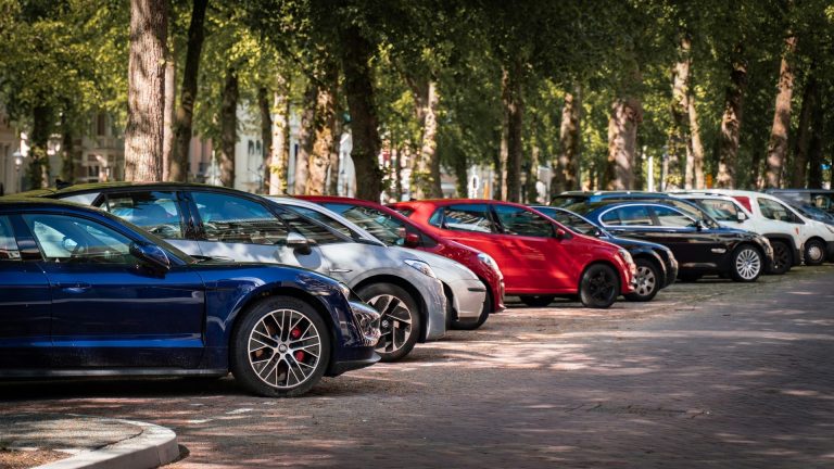 Valaki szögeket kezdett el szórni a parkoló autók közé Óbudán, jobb vigyázni