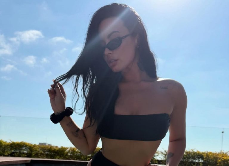 Demi Lovato egy bombázó lett fekete bikinijében