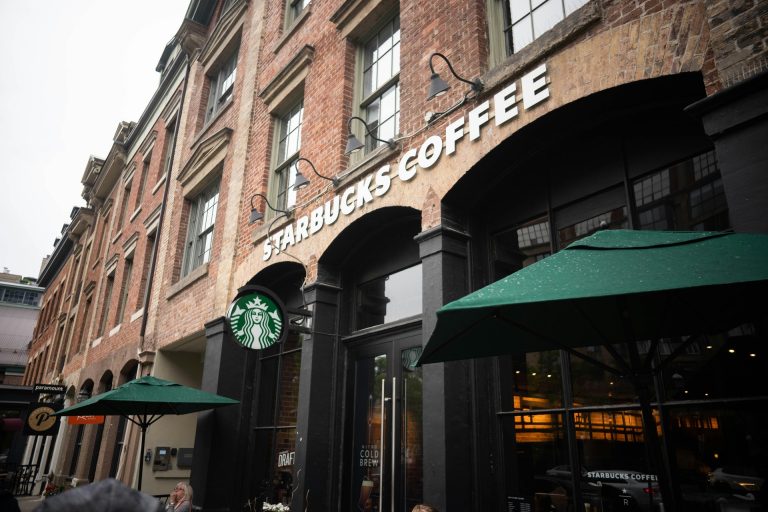 Több mint kétezer Starbucks dolgozó sztrájkol az új egyenruha miatt